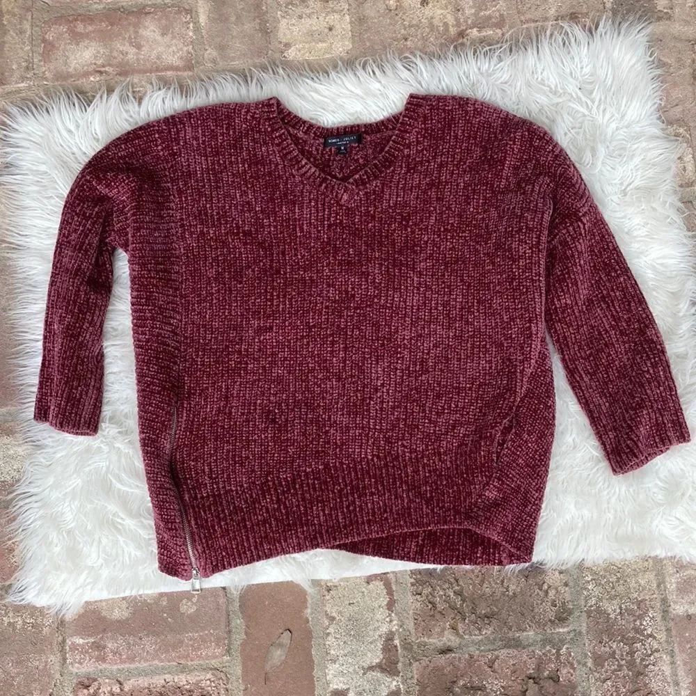 Romeo & Juliet Pull-Over Chenille V-Neck Sweater Size M